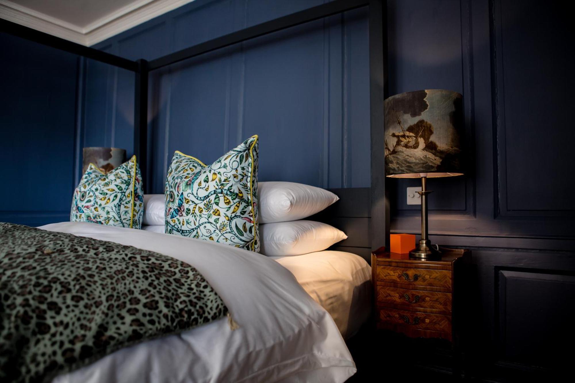 Moore House 3*